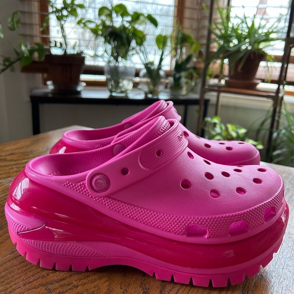 CROCS Iconic Comfort Mega Crush Y2K Platforms - Juicy Hot Pink